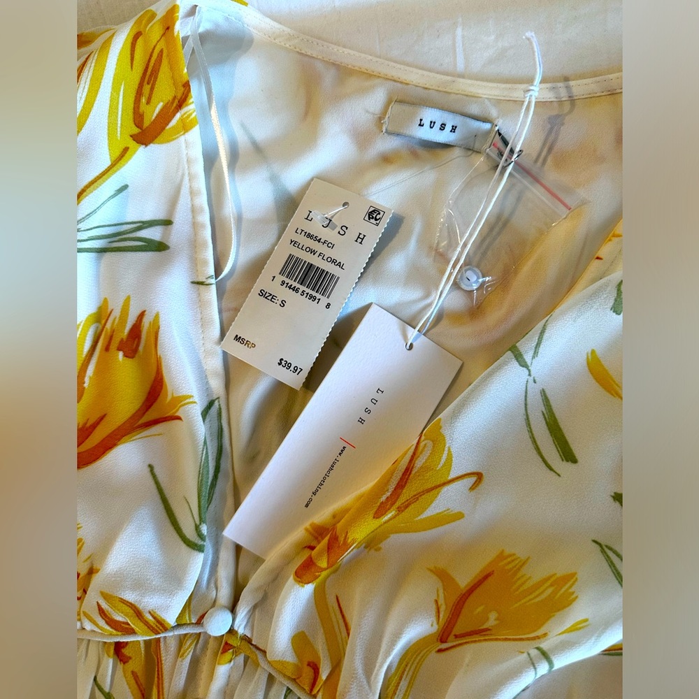 Lush Floral Long Sleeve Button Front Top - Picture 4 of 6